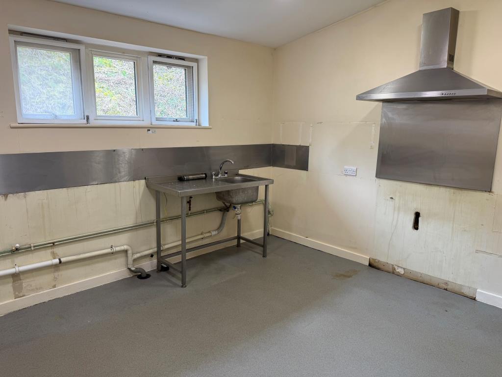 Lot: 77 - FORMER YOUTH HOSTEL IN ELEVATED LOCATION WITH POTENTIAL - Communal cooking area